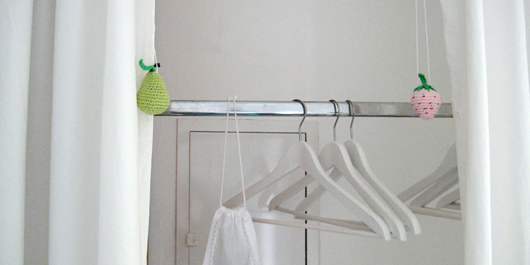 Garderobe mit Erdbeere und Birne